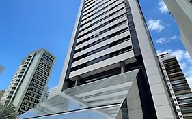 Flat no hotel Q. Paulista nos Jardins, com sacada!